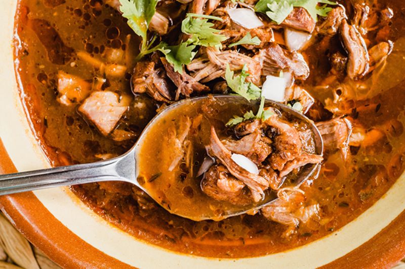 tacos de birria de res estilo Jalisco